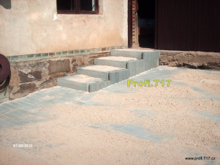 MONTÁŽ Osazení palisády 11x11x600 do betonového lože cena za Ks